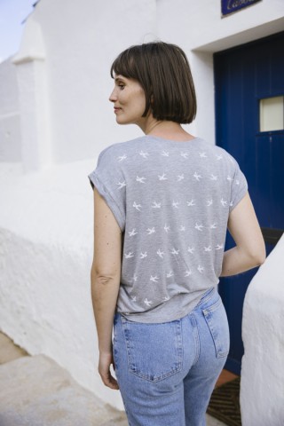 Camiseta SusiSweetdress gris con pájaros blancos- Ropa mujer SusiSweetdress