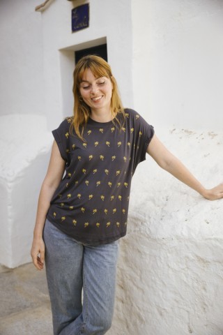 Camiseta SusiSweetdress gris oscuro con palmeras doradas- Ropa mujer SusiSweetdress