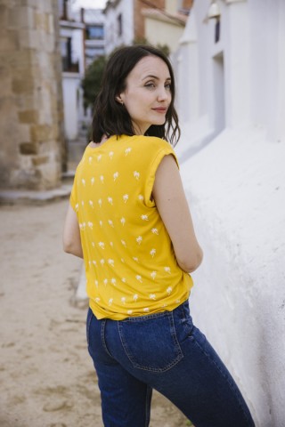 Camiseta SusiSweetdress amarilla con palmeras blancas- Ropa mujer SusiSweetdress