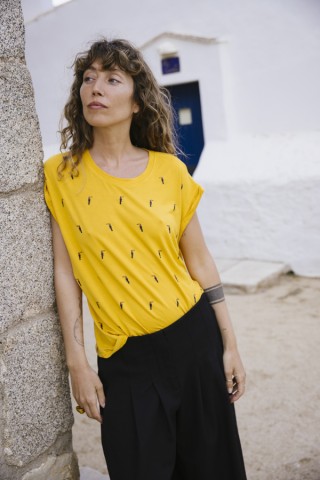 Camiseta SusiSweetdress amarillo oscuro con pelicanos- Ropa mujer SusiSweetdress