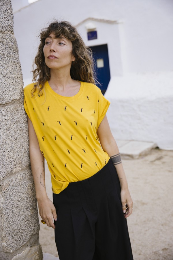 Camiseta SusiSweetdress amarillo oscuro con pelicanos- Ropa mujer SusiSweetdress
