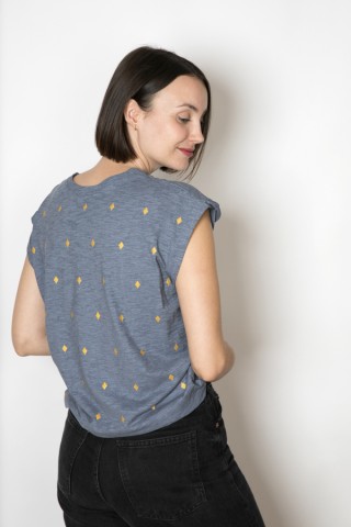 Camiseta SusiSweetdress azul grisáceo con rombos dorados- Ropa mujer SusiSweetdress