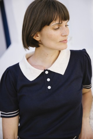 Polo fino azul marino con cuello beis- Ropa SusiSweetdress