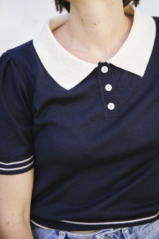 Polo fino azul marino con cuello beis- Ropa SusiSweetdress