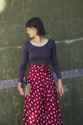 Falda maxi larga cruzada granate con flores beis- Ropa mujer SusiSweetdress
