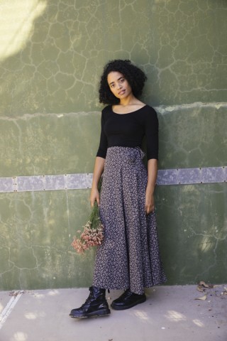 Falda maxi larga cruzada negra con flores pequeñas blancas- Ropa mujer SusiSweetdress