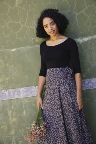 Falda maxi larga cruzada negra con flores pequeñas blancas- Ropa mujer SusiSweetdress
