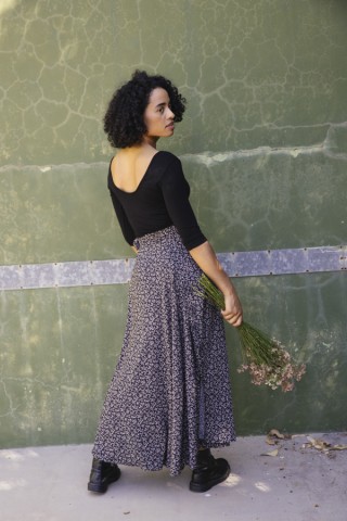 Falda maxi larga cruzada negra con flores pequeñas blancas- Ropa mujer SusiSweetdress