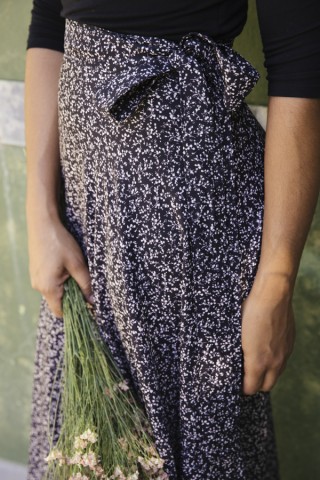 Falda maxi larga cruzada negra con flores pequeñas blancas- Ropa mujer SusiSweetdress