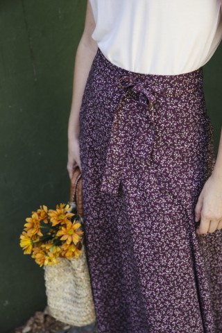 Falda maxi larga cruzada granate con flores pequeñas blancas- Ropa mujer SusiSweetdress