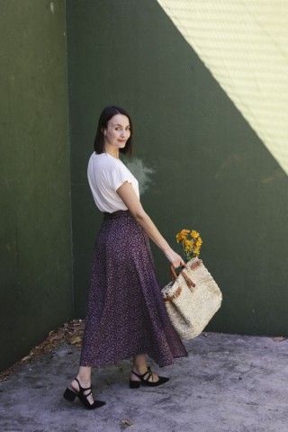 Falda maxi larga cruzada granate con flores pequeñas blancas- Ropa mujer SusiSweetdress