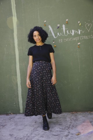 Falda maxi larga cruzada negra con flores blancas y naranjas- Ropa mujer SusiSweetdress