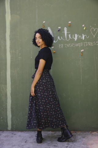 Falda maxi larga cruzada negra con flores blancas y naranjas- Ropa mujer SusiSweetdress