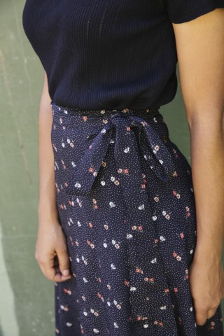 Falda maxi larga cruzada negra con flores blancas y naranjas- Ropa mujer SusiSweetdress