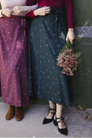 Falda maxi larga cruzada verde bosque con flores verde pastel- Ropa mujer SusiSweetdress