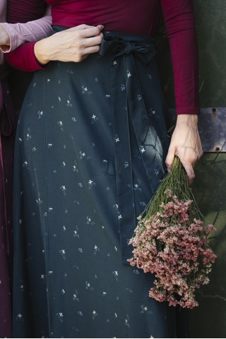Falda maxi larga cruzada verde bosque con flores verde pastel- Ropa mujer SusiSweetdress