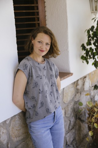 Camiseta SusiSweetdress gris con hojas azul marino- Ropa mujer SusiSweetdress