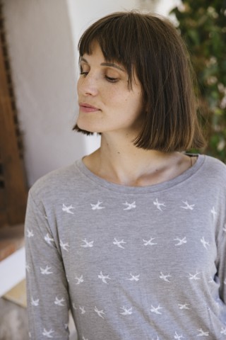Camiseta SusiSweetdress gris claro con pájaros blancos manga larga- Ropa mujer SusiSweetdress