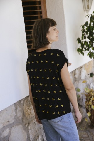 Camiseta SusiSweetdress negra con pájaros dorados- Ropa mujer SusiSweetdress