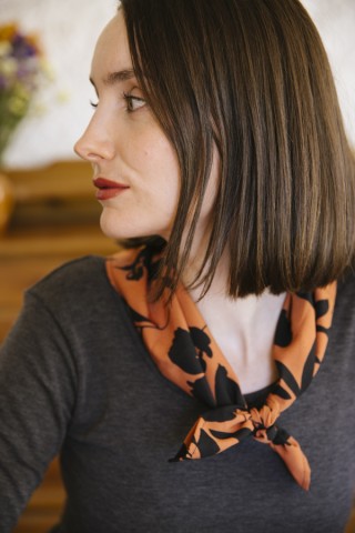 Pañuelo naranja con flores negras -Complementos SusiSweetdress