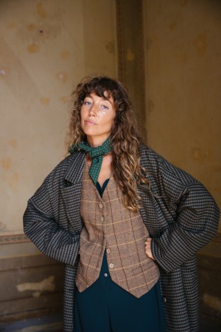 Chaleco marrón en espiga beis y granates- Ropa SusiSweetdress