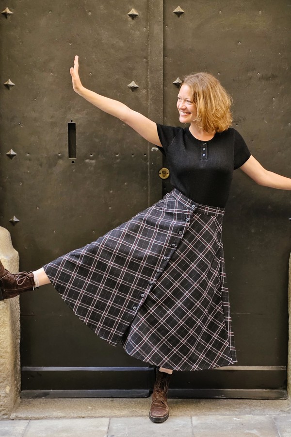 Falda larga negra a rayas blancas y rojas con botones- Ropa mujer SusiSweetdress