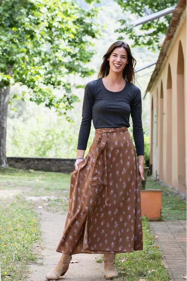 Falda maxi larga cruzada marrón con ramilletes- Ropa mujer SusiSweetdress