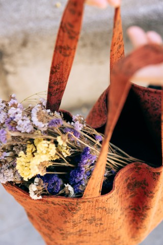 Bolsa anaranjada con estampado floral- Complementos SusiSweetdress