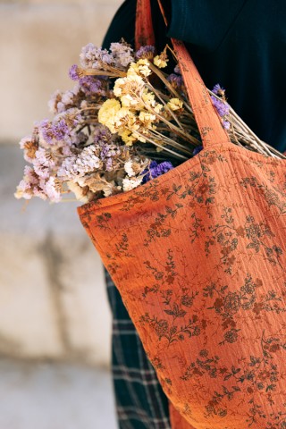 Bolsa anaranjada con estampado floral- Complementos SusiSweetdress