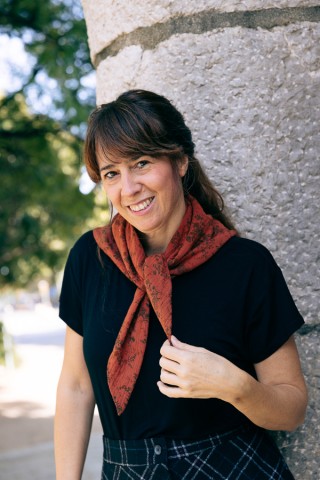 Pañuelo triangular anaranjado con flores -Complementos SusiSweetdress