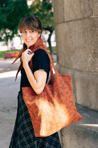 Pañuelo triangular anaranjado con flores -Complementos SusiSweetdress