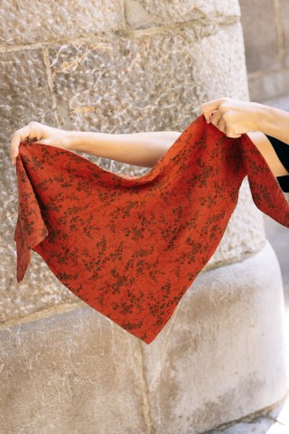 Pañuelo triangular anaranjado con flores -Complementos SusiSweetdress