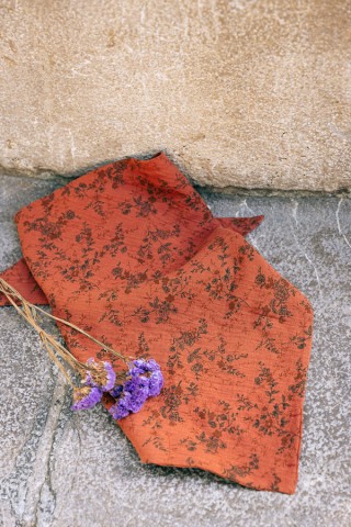 Pañuelo triangular anaranjado con flores -Complementos SusiSweetdress