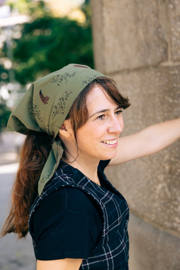 Pañuelo triangular kaki a flores-Complementos SusiSweetdress