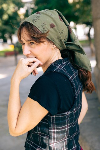 Pañuelo triangular kaki a flores-Complementos SusiSweetdress