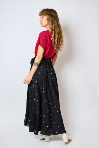 Falda maxi larga cruzada negra con flores blancas y grisesl- Ropa mujer SusiSweetdress
