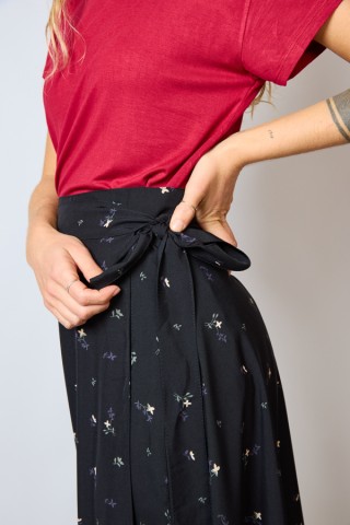 Falda maxi larga cruzada negra con flores blancas y grisesl- Ropa mujer SusiSweetdress