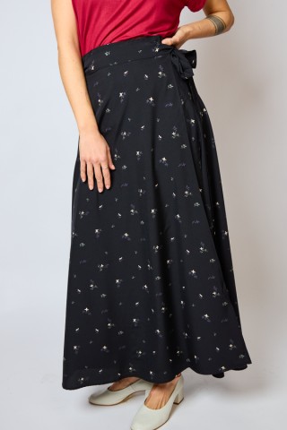 Falda maxi larga cruzada negra con flores blancas y grisesl- Ropa mujer SusiSweetdress