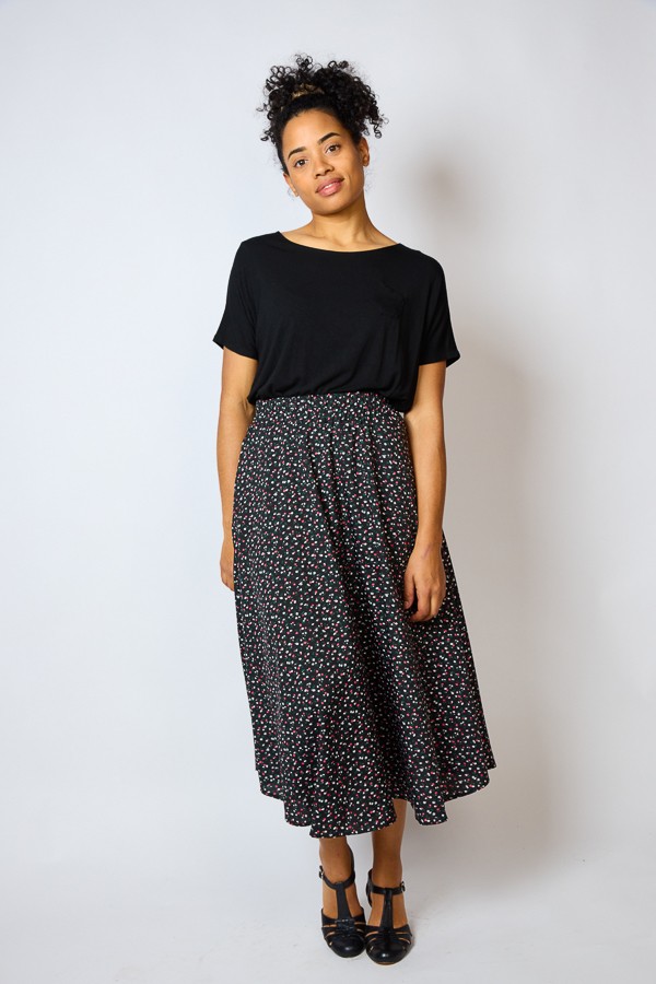 Falda maxi larga negra con florecitas blancas y rojas con bolsillos- Ropa mujer SusiSweetdress