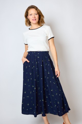 Falda maxi larga azul marino con flores beis con bolsillos- Ropa mujer SusiSweetdress