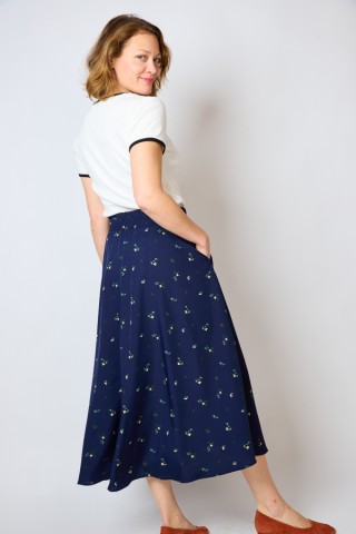 Falda maxi larga azul marino con flores beis con bolsillos- Ropa mujer SusiSweetdress