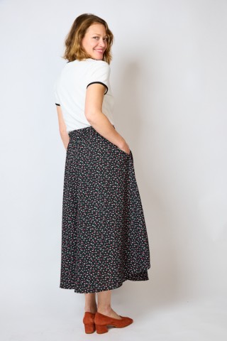 Falda maxi larga negra con florecitas blancas y rojas con bolsillos- Ropa mujer SusiSweetdress