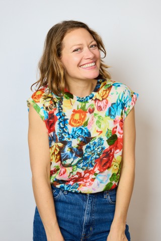 Camiseta SusiSweetdress blanca con flores color flúor- Ropa mujer SusiSweetdress