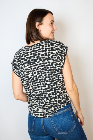 Camiseta SusiSweetdress blanca con manchas negras- Ropa mujer SusiSweetdress