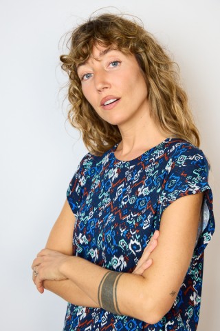 Camiseta SusiSweetdress azul marino con estampado geométrico colores- Ropa mujer SusiSweetdress