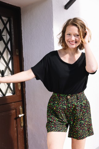 Shorts negra con flores amarillas y rojas- Ropa mujer SusiSweetdress