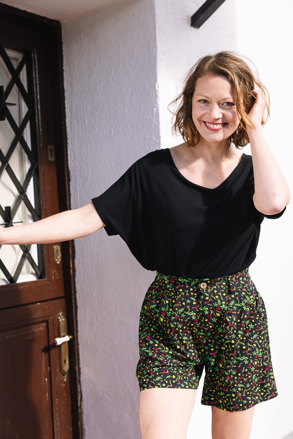 Shorts negra con flores amarillas y rojas- Ropa mujer SusiSweetdress