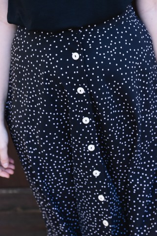 Falda larga negra con puntos blancos con botones- Ropa mujer SusiSweetdress