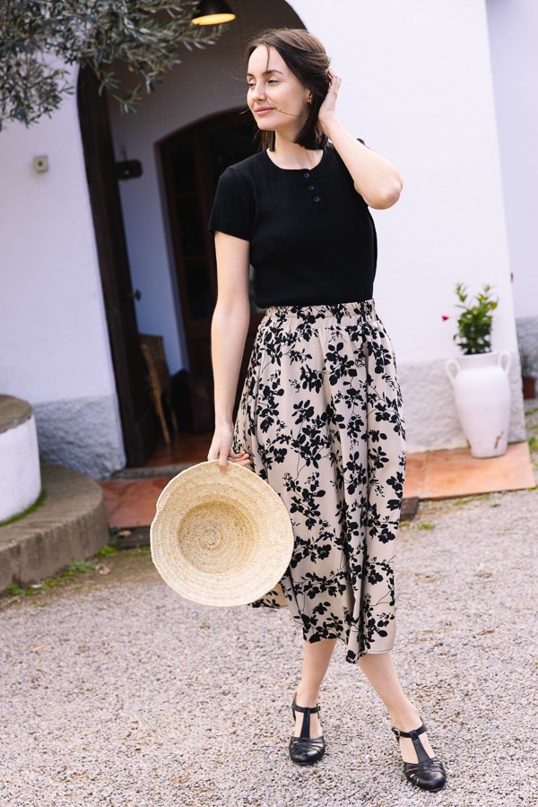 Falda maxi larga beis oscuro con flores negras con bolsillos- Ropa mujer SusiSweetdress