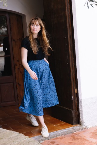 Falda maxi larga azul con flores negras con bolsillos- Ropa mujer SusiSweetdress